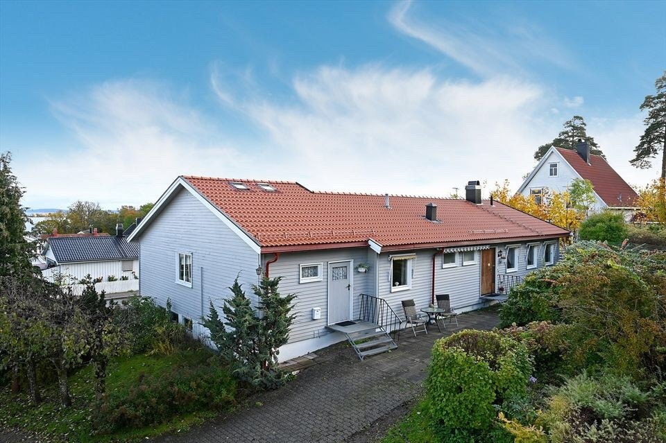 god plass foran og bak huset Galleribilde