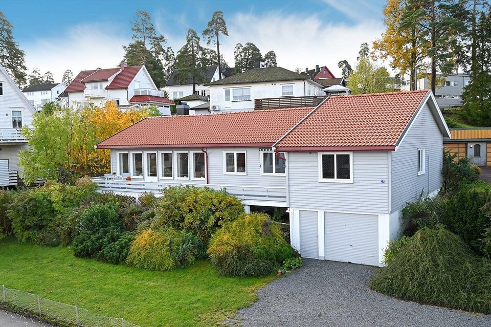 Parkeringsmuligheter, plen er byttet ut med grus. så mye bedre parkering nå Galleribilde