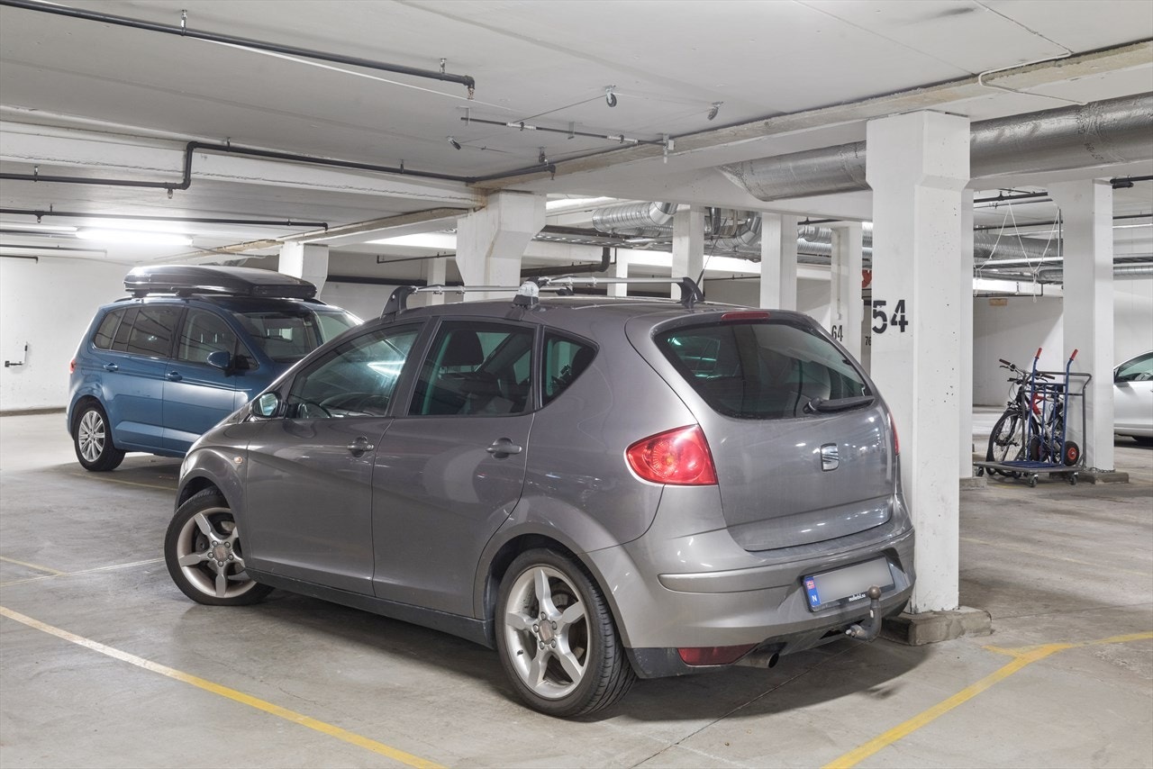 Heis rett ned til garasje med tilhørende plass merket 54. Galleribilde