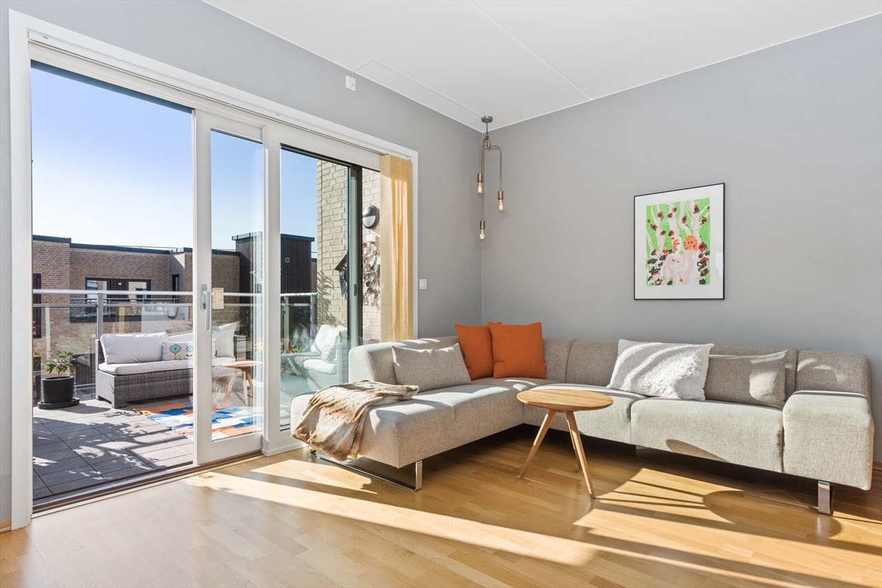 Lys og tiltalende stue med skyvedør til balkongen. Galleribilde