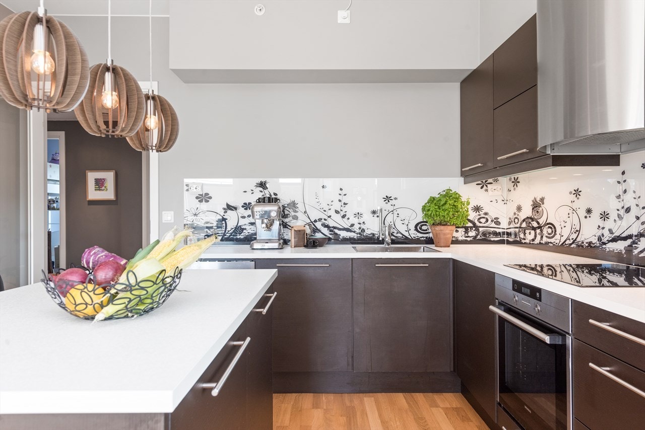 Den praktiske kjøkkenøyen skaper et naturlig skille mot stuen og gir godt med benke- og lagringsplass - og et sosialt samlingspunkt. Galleribilde