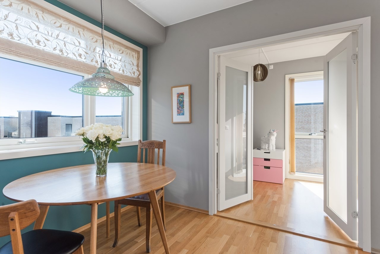 Leiligheten er en endeleilighet på toppen, det gir et stort ekstra vindu på kjøkkenet som de fleste andre ikke har. Galleribilde