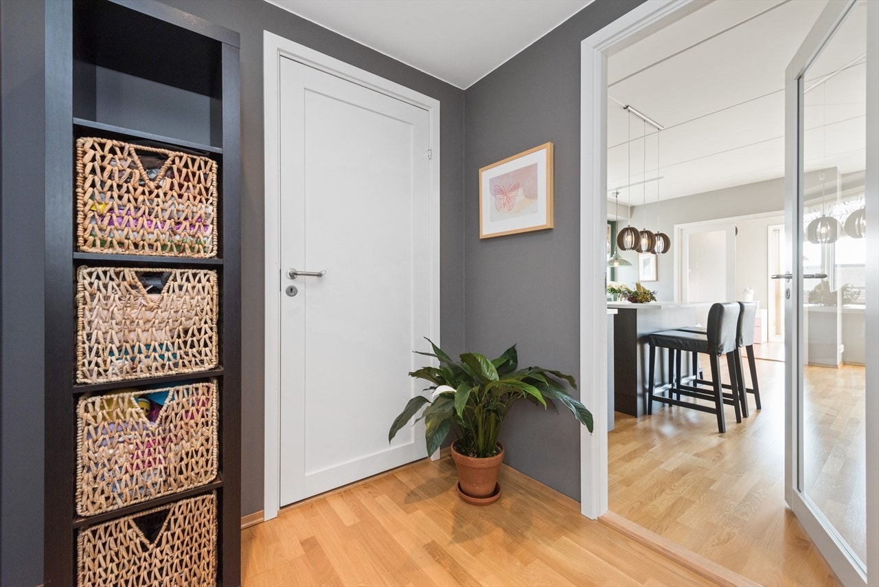 Det er gode muligheter for oppbevaring av sko, yttertøy og andre diverse saker i boden, samt mulighet for knaggrekker og garderobeskap i entreen. Galleribilde