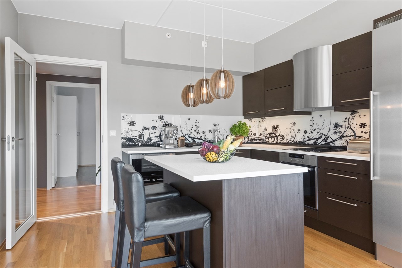 Moderne og delikat kjøkken som bryter med det ellers lyse rommet. Galleribilde