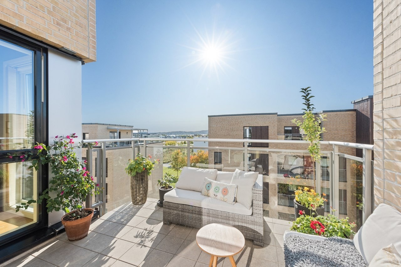 Øverste etasje med gode solforhold. Lunt og tilbaketrukket. Galleribilde