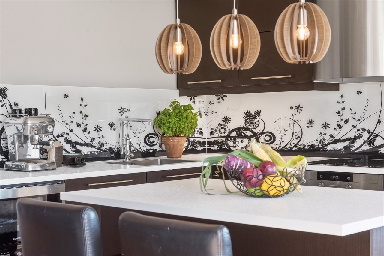 Spiseplass ved kjøkkenøy, en sosial og hyggelig plass. Galleribilde