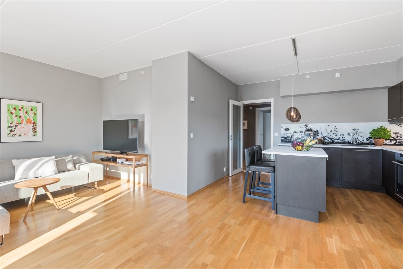 Kjøkkenøy er "løs" og kan tas vekk om man ønsker langbord, eller settes langs med veggen. Galleribilde