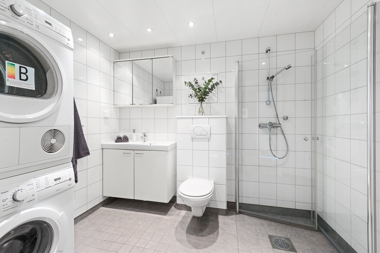 Delikat, flislagt bad med gulvvarme som sørger for en lun og jevn temperatur. Galleribilde