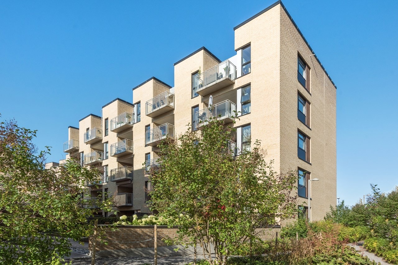 Bernt Balchens vei 30 ligger sentralt til i forhold til senteret og bussholdeplass rett nedenfor. Kort vei rett inn i Nansensparken. Galleribilde