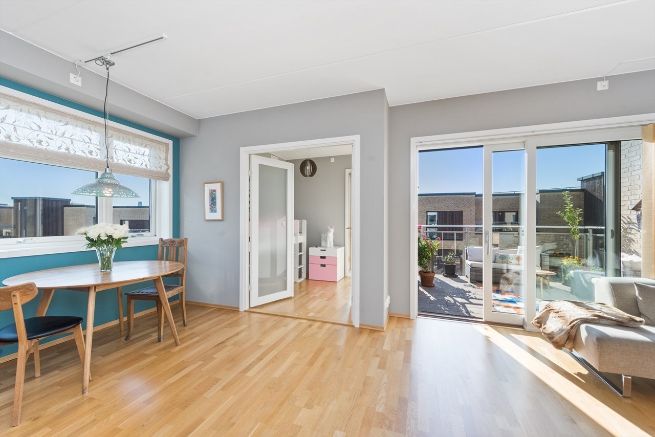 Rommet innenfor stuen var valgfritt fra utbygger og har vært der siden bygget sto ferdig. Det har egen varmesone i gulv og ventilasjon. Galleribilde