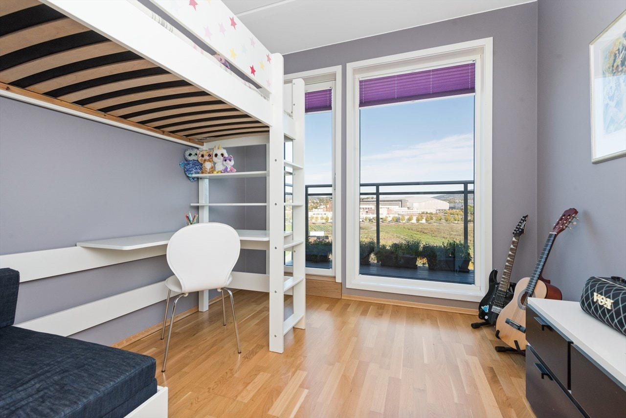 Rommet er innredet med en behagelig tone på vegg og parkett på gulv, og har egen utgang til en hyggelig balkong på ca. 2,5 kvm. Galleribilde