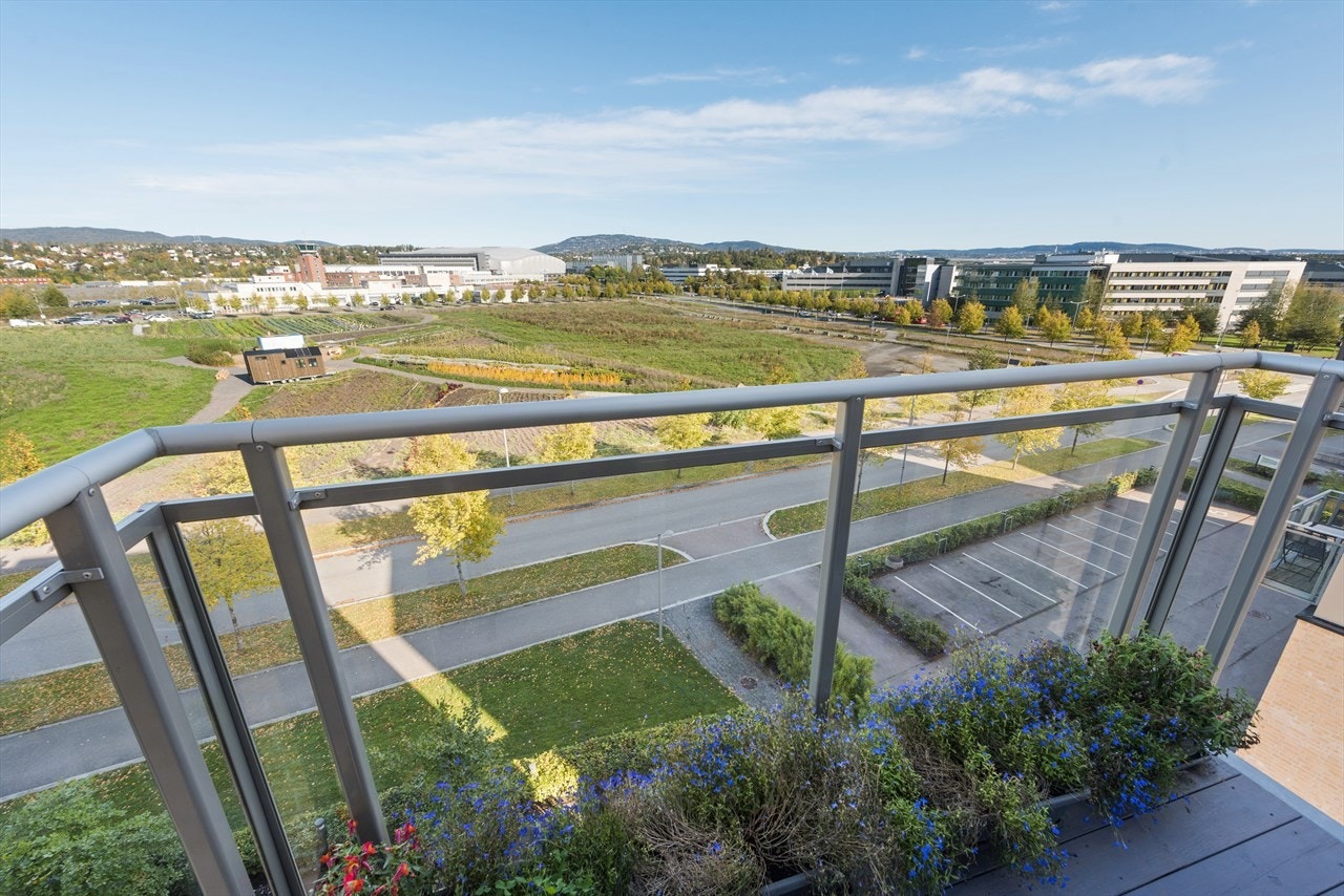 Velkommen til Bernt Balchens vei 30. Gjennomgående topp-endeleilighet med 2 balkonger. Galleribilde