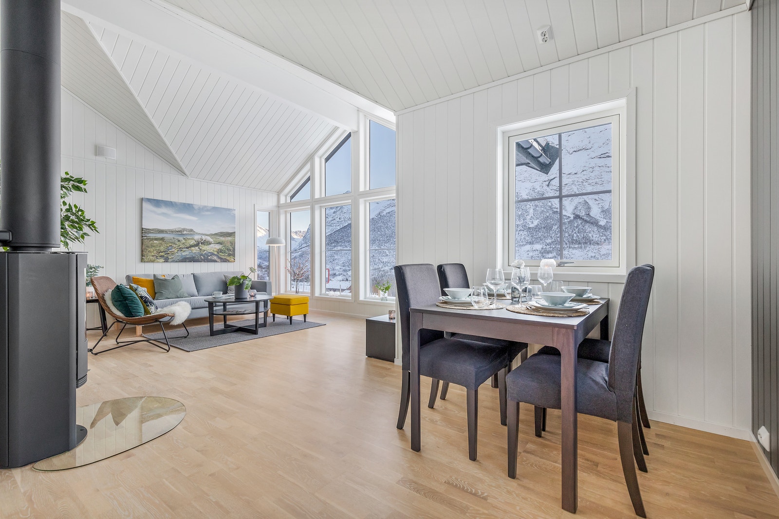 Kjøkkenkroken er praktisk når ein skal lage mat og skravle med familie og vener. Bilete frå vår visningshytte. Galleribilde