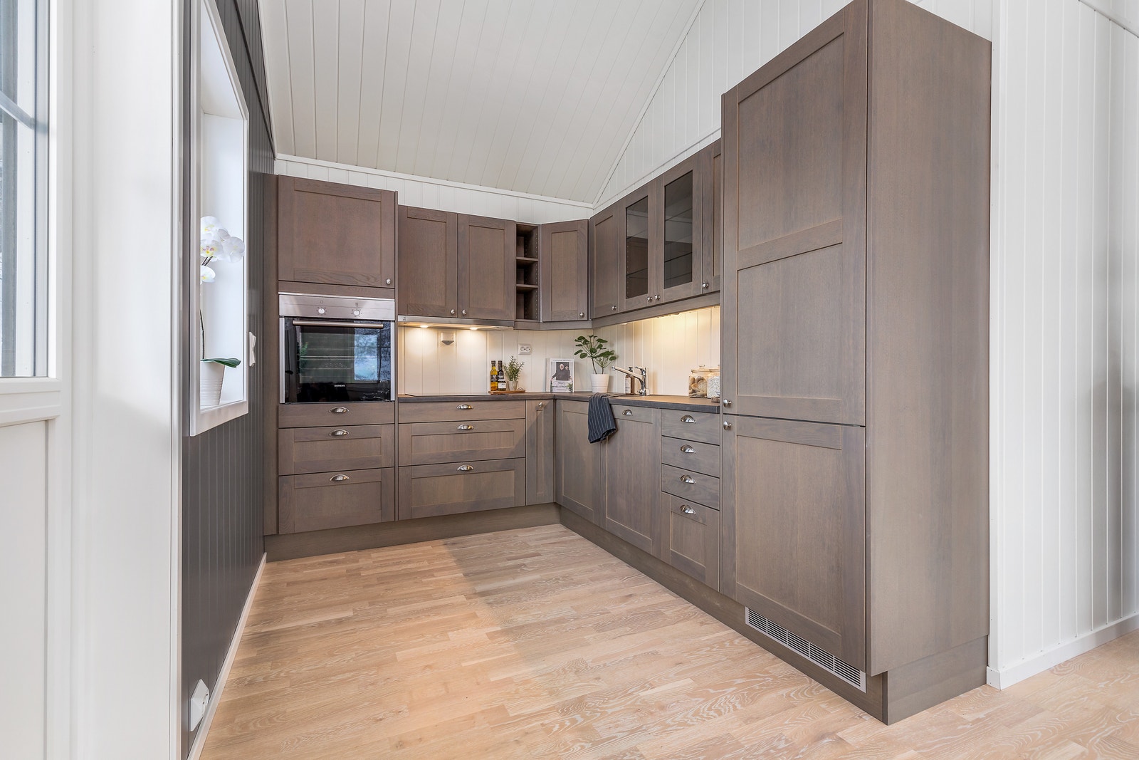 Kjøkkenet frå Sigdal er klassisk og enkelt i uttrykket og står godt til resten av hytta. Kvitevarer frå Siemens. Bilete frå vår visningshytte. Galleribilde