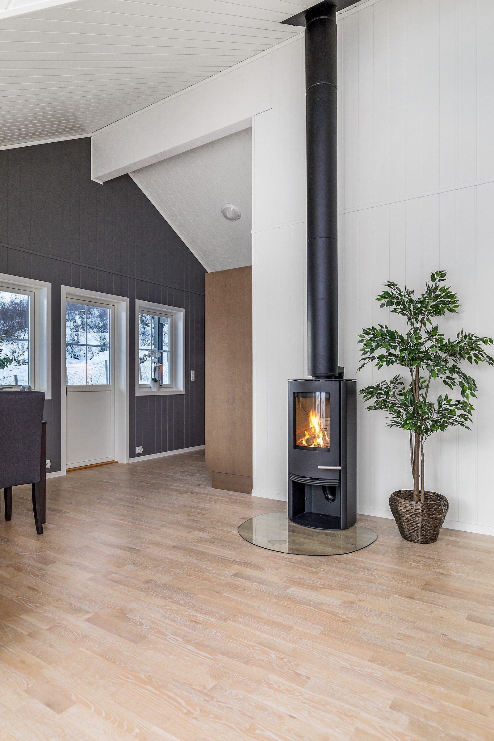 Mot kjøkkenet med balkongdør mot overbygd uteplass med ettermiddags- og kveldssol. Bilete frå vår visningshytte. Galleribilde