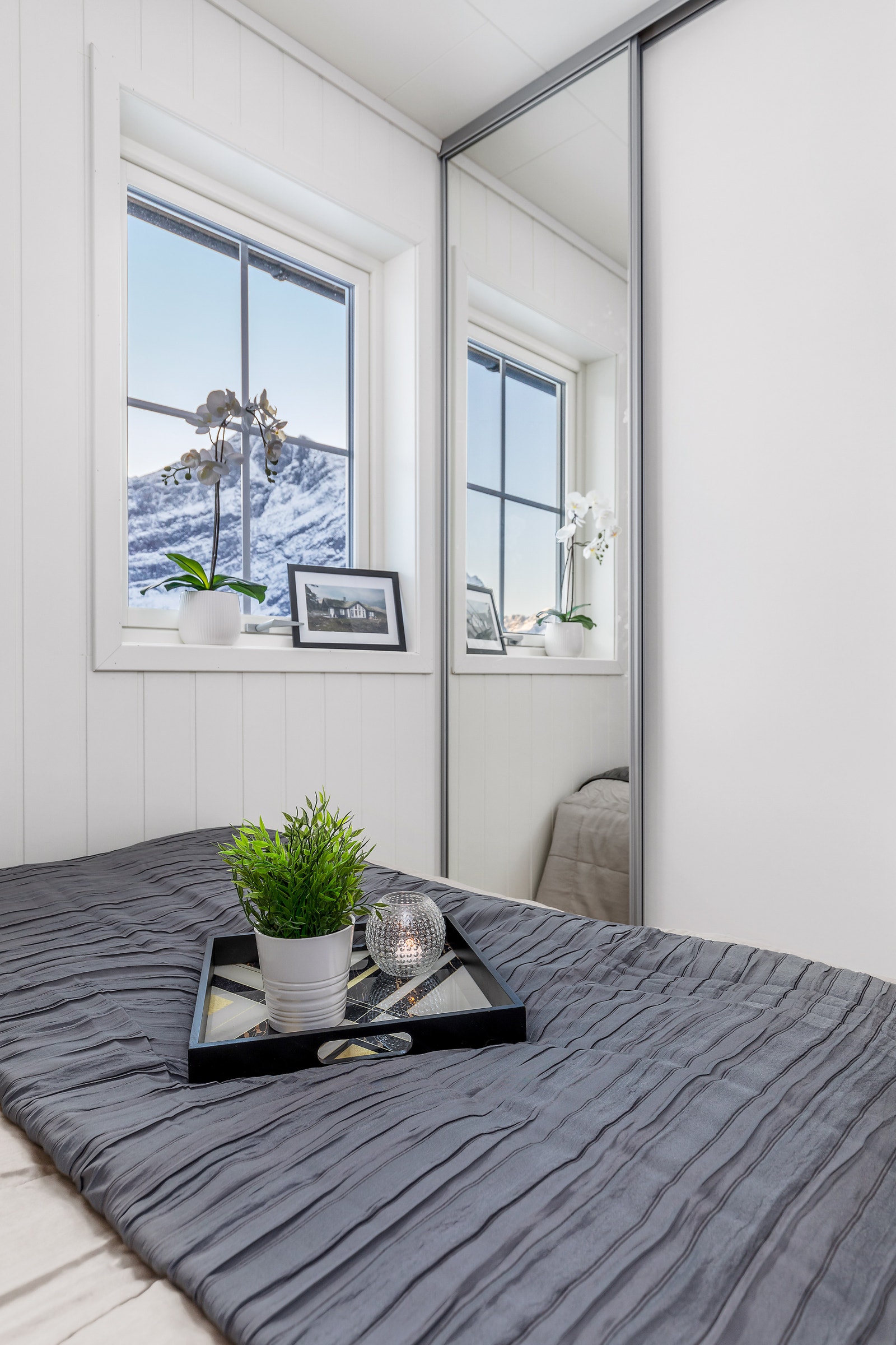 Hovudsoveromet er romsleg og har stor skyvedørsgarderobe. Bilete frå vår visningshytte. Galleribilde