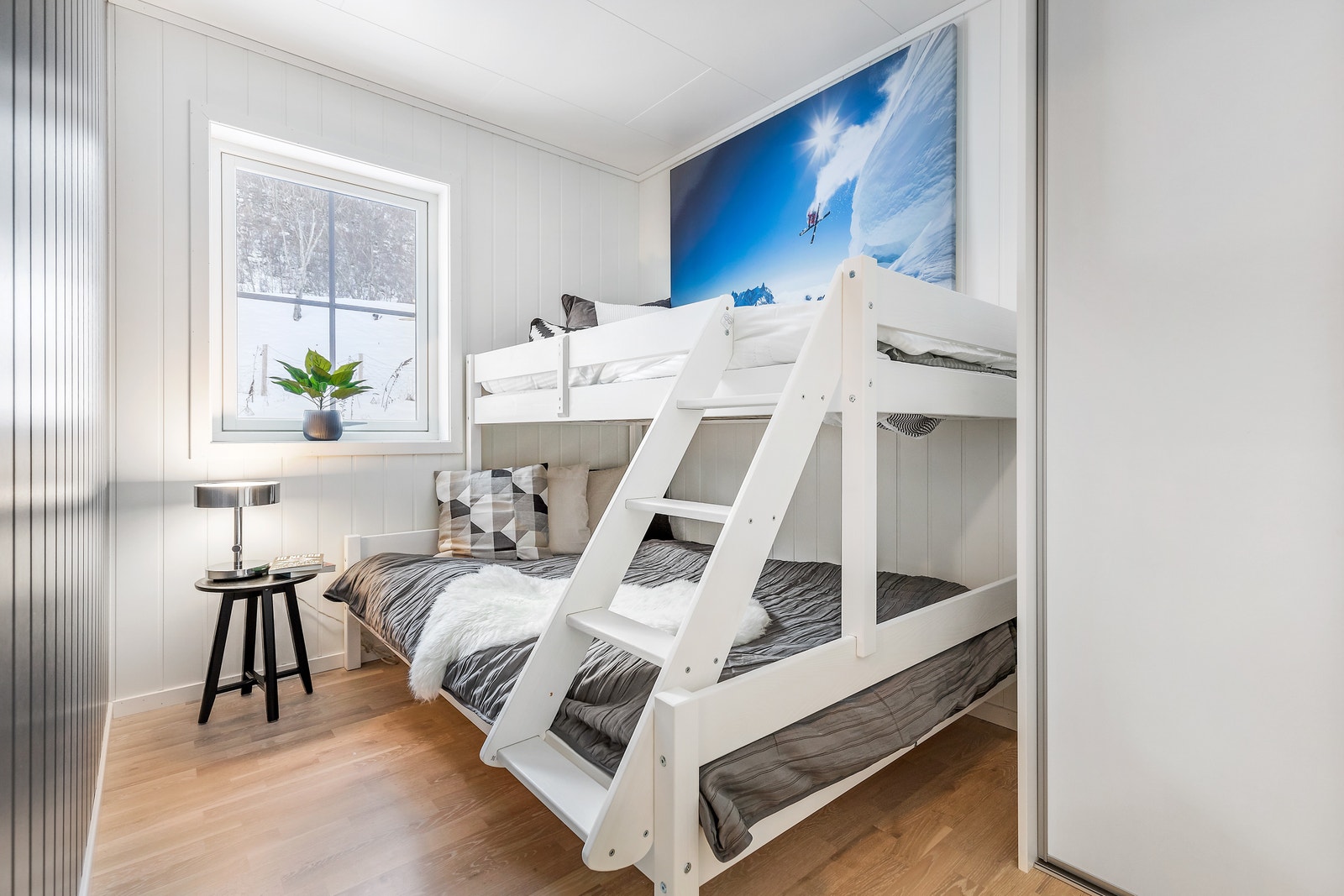 Hytta har tre soverom, alle med skyvedørsgarderobe. Bilete frå vår visningshytte. Galleribilde