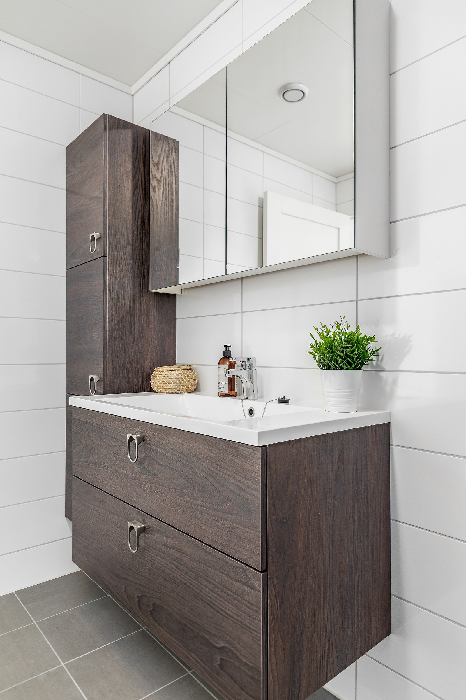 Kule kontrastar! Lyse veggar og mørk baderomsinnreiing, med speilskap frå Sigdal, gir badet særpreg. Bilete frå vår visningshytte. Galleribilde