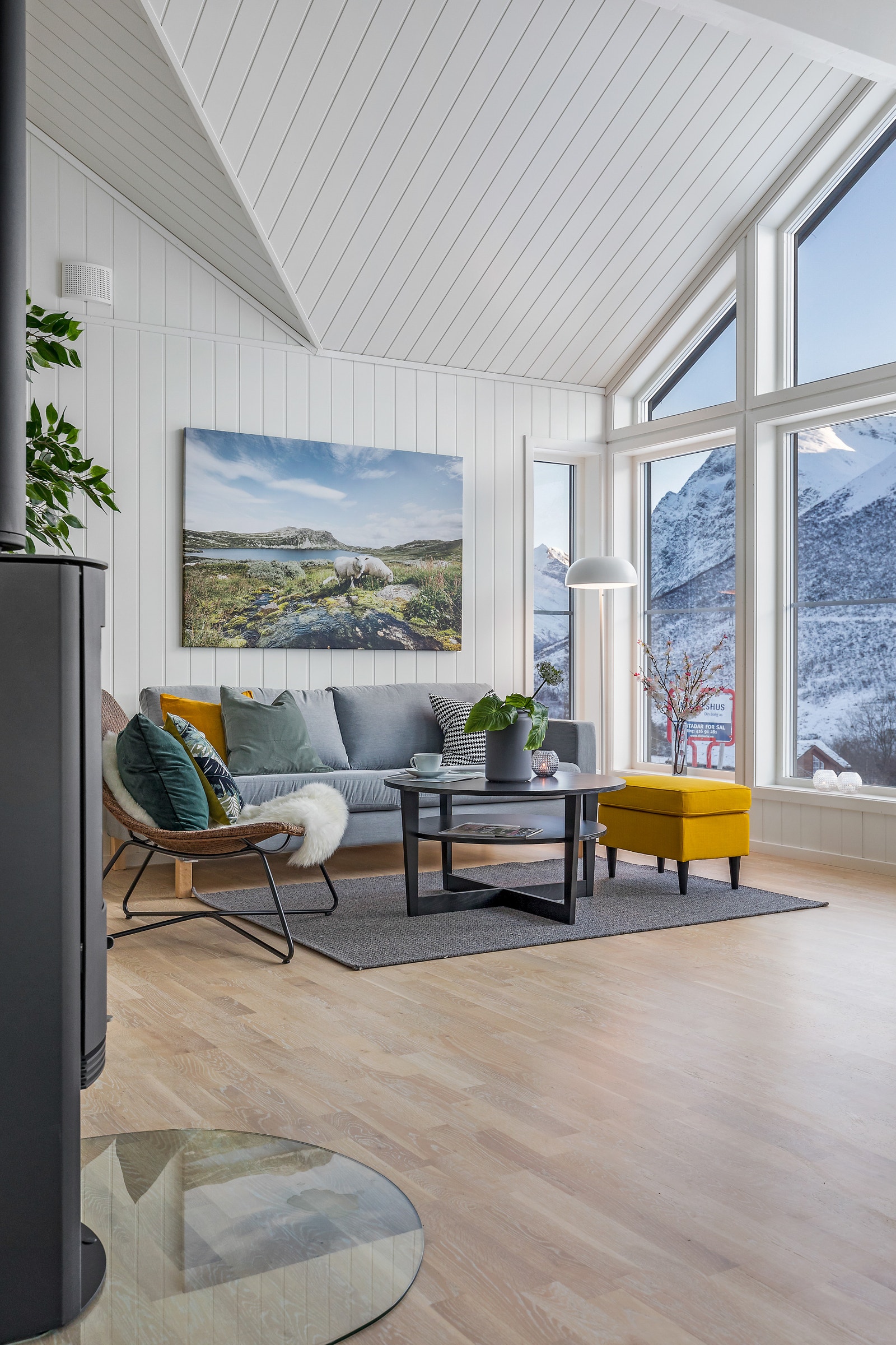 Ei lys og harmonisk stove med tiltalande og moderne fargeval. Bilete frå vår visningshytte. Galleribilde