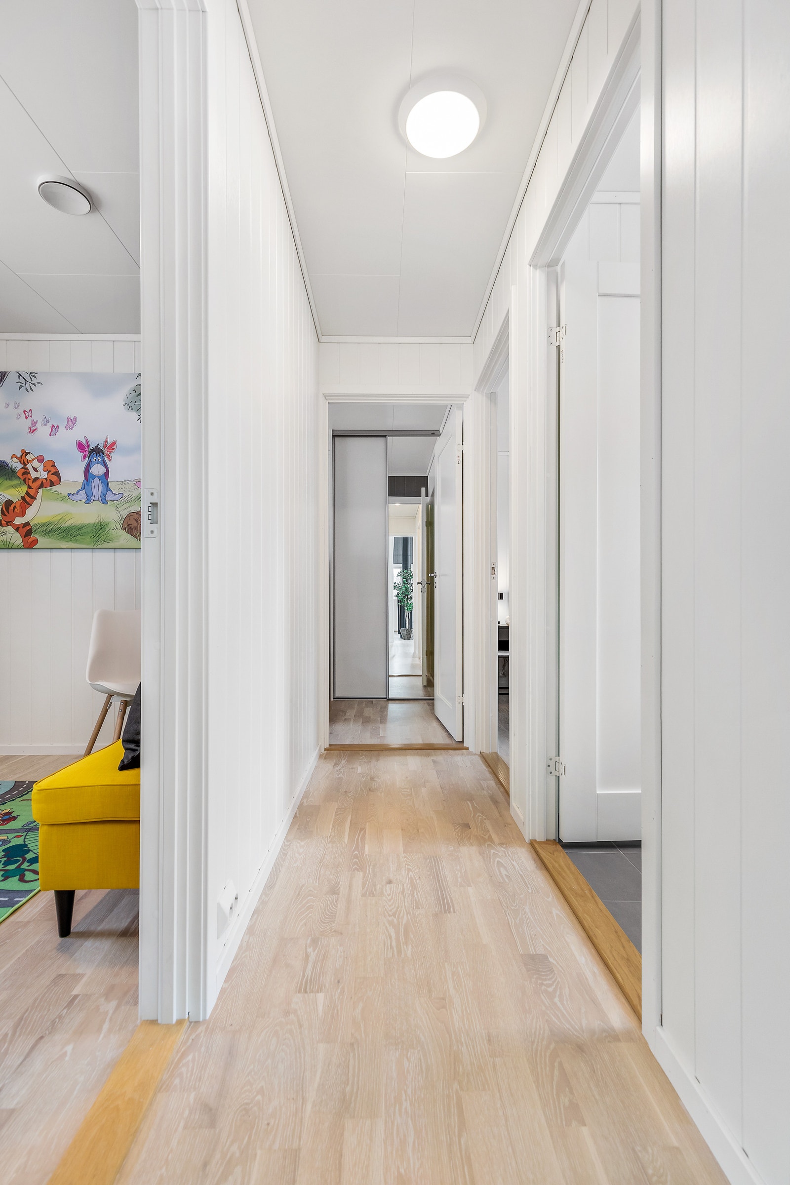 Ein lys og harmonisk gang mot dei tre soveroma og vaskerom/teknisk rom. Hytta har i tillegg hems. Bilete frå vår visningshytte. Galleribilde