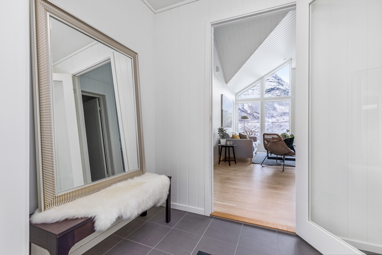 Velkomen inn. Entréen er flislagt og har varmekablar. Bilete frå vår visningshytte. Galleribilde