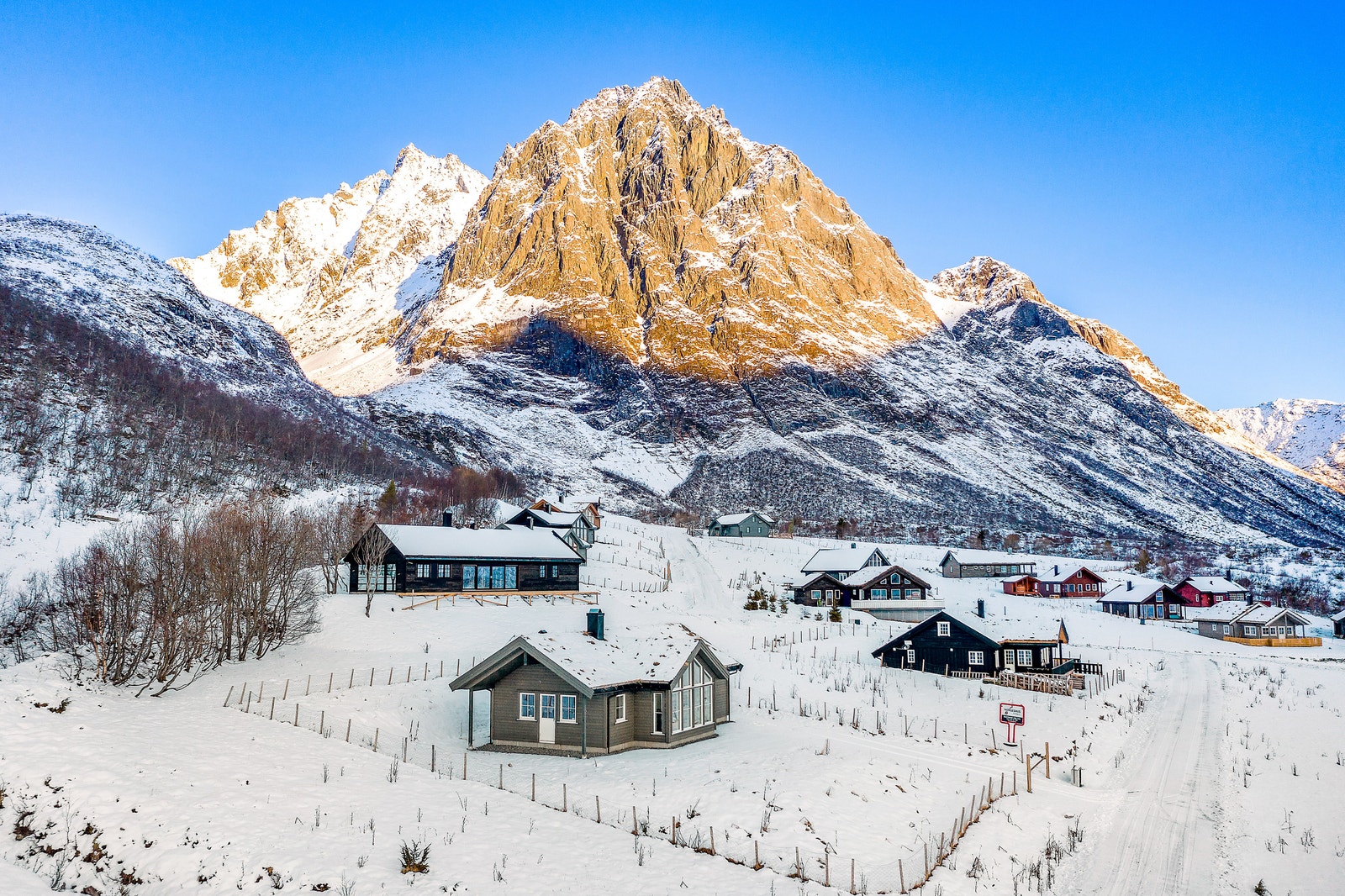 Velkomen til Standalseidet - i hjartet av Sunnmørsalpane. Bak hytta går tursti til mellom anna Sætretindane (bilete). Galleribilde