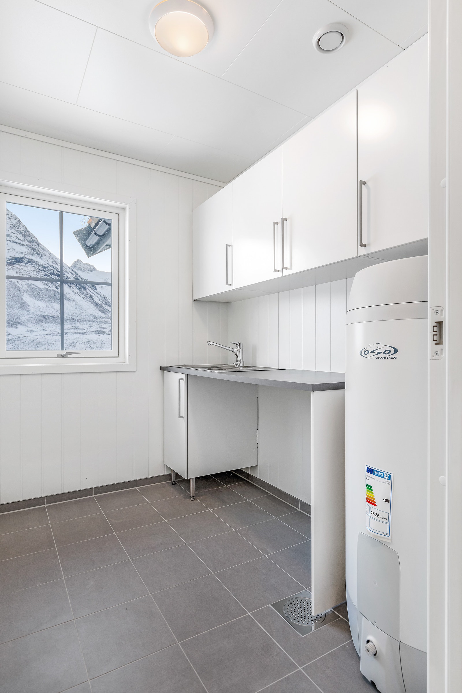 Vaskeromet er flislagt med varmekablar og tilrettelagt for vaskemaskin og tørketrommel. Hytta er tilrettelagt for fibertilknyting. Bilete frå vår visningshytte. Galleribilde