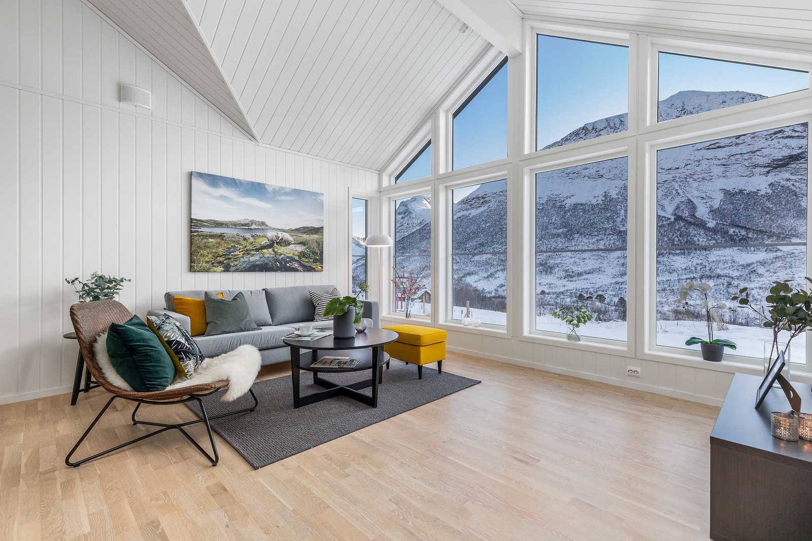 Utsikt mot Sylkallen og fantastiske Hjørundfjorden. Stova har varmekablar i tillegg til vedovn. Bilete frå vår visningshytte. Galleribilde