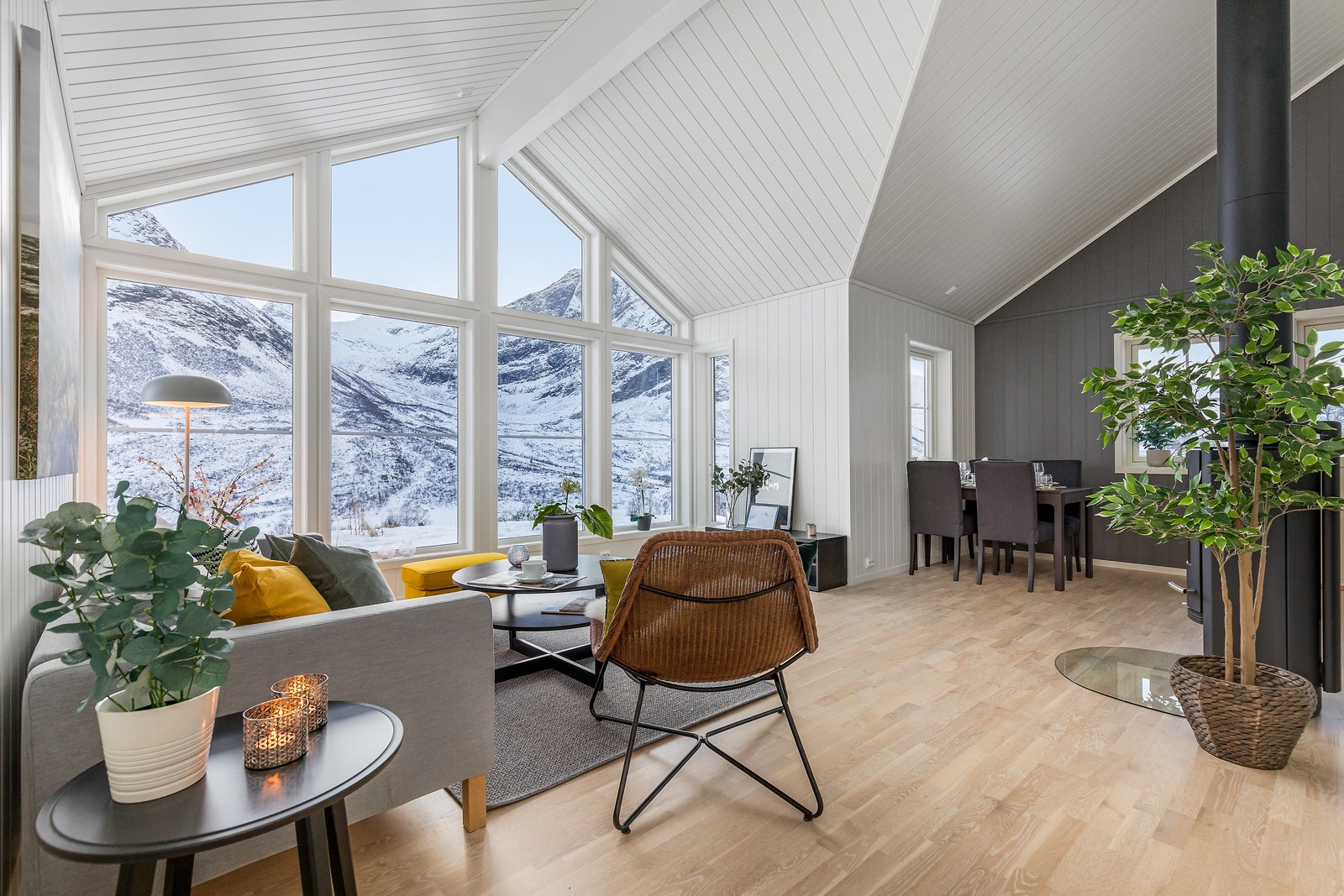 Stor og lys stove, med store vindauge og fantastisk utsikt mot fjellheimen. Bilete frå vår visningshytte. Galleribilde