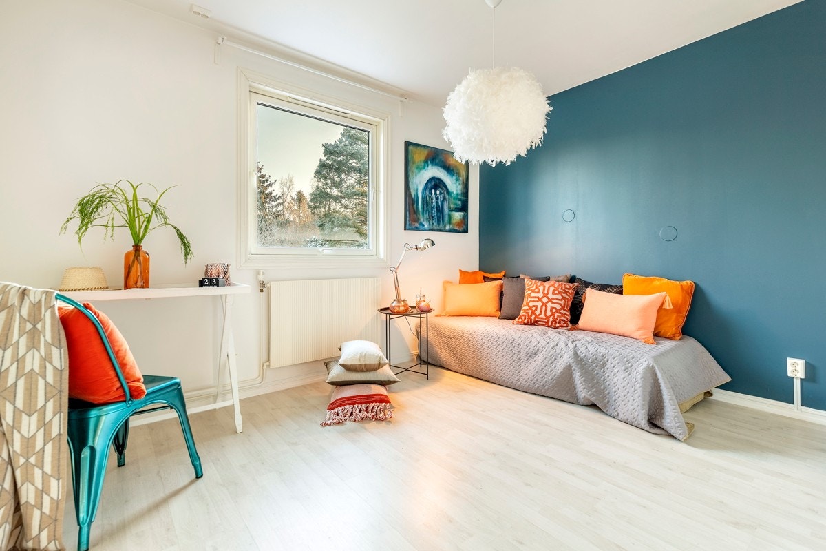 Rommene er holdt i lyse og tidsriktige farger, og i to er det kontrastvegger som gir et fint uttrykk. Galleribilde