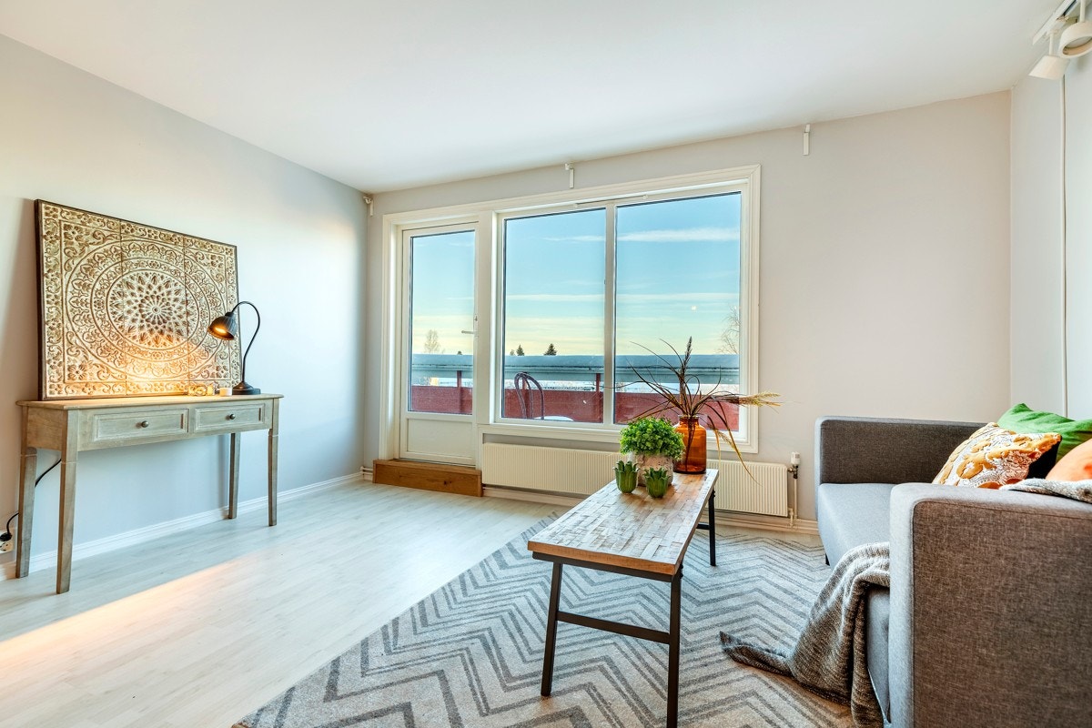 Romslig stue med gode vindusflater. Vinduer og balkongdør byttet i 2013. Galleribilde