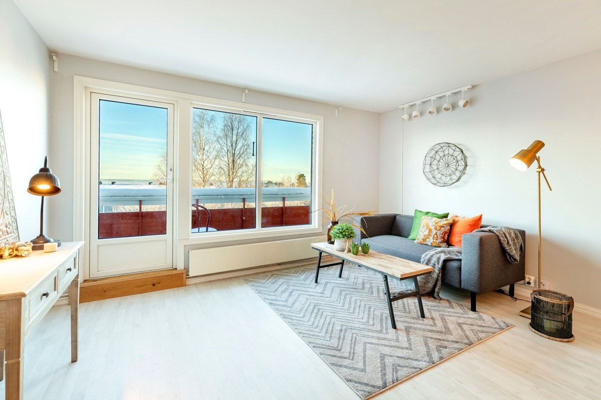 Lyse, tidsmessige farger innvendig. Fra stuen er det utgang til en vestvendt balkong på ca. 9 kvm, hvor du kan nyte vidstrakt utsikt og gode solforhold. Galleribilde