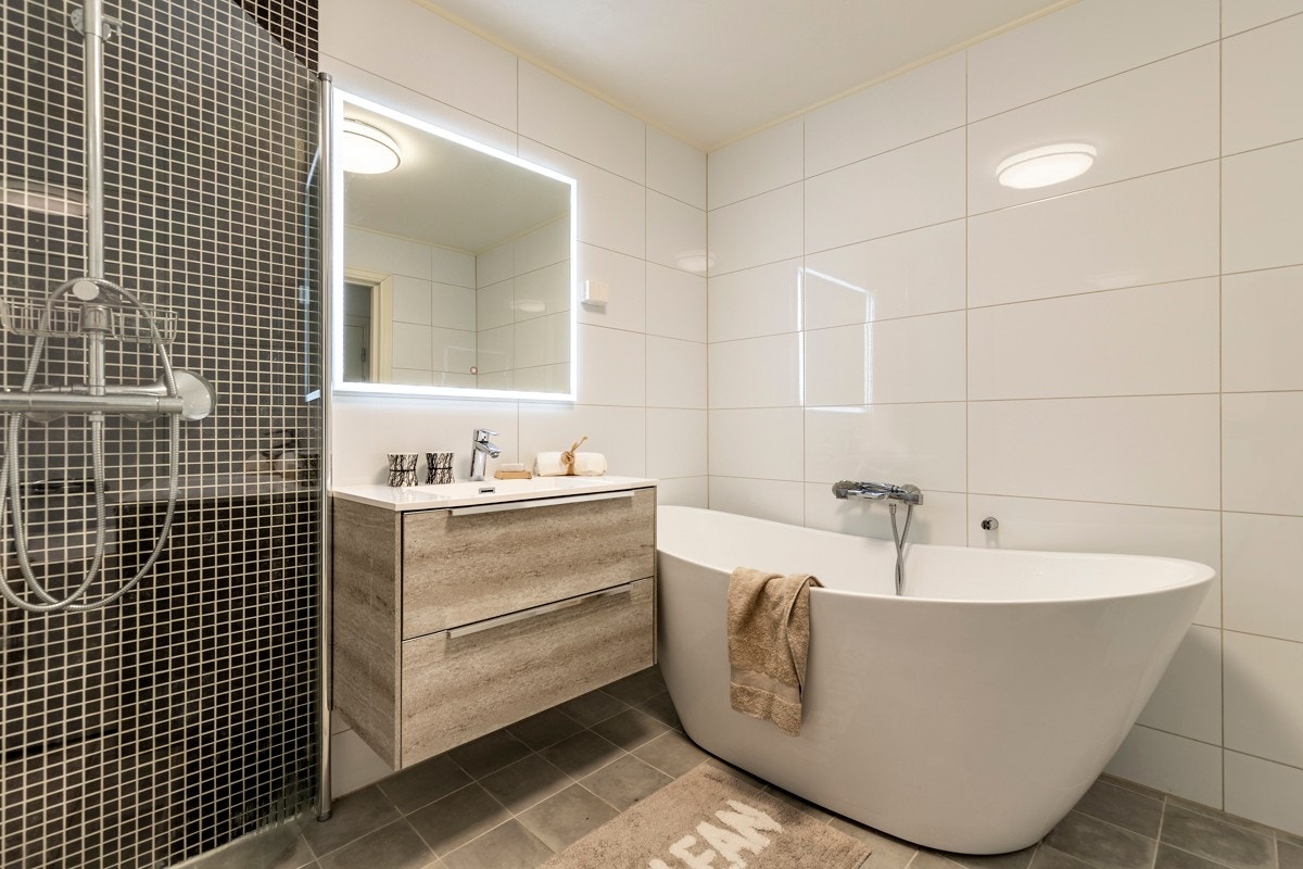 Av våtrom har leiligheten et pent bad og separat wc. Badet ble pusset opp i 2018, og er utstyrt med både badekar og dusjhjørne for ekstra velvære. Galleribilde
