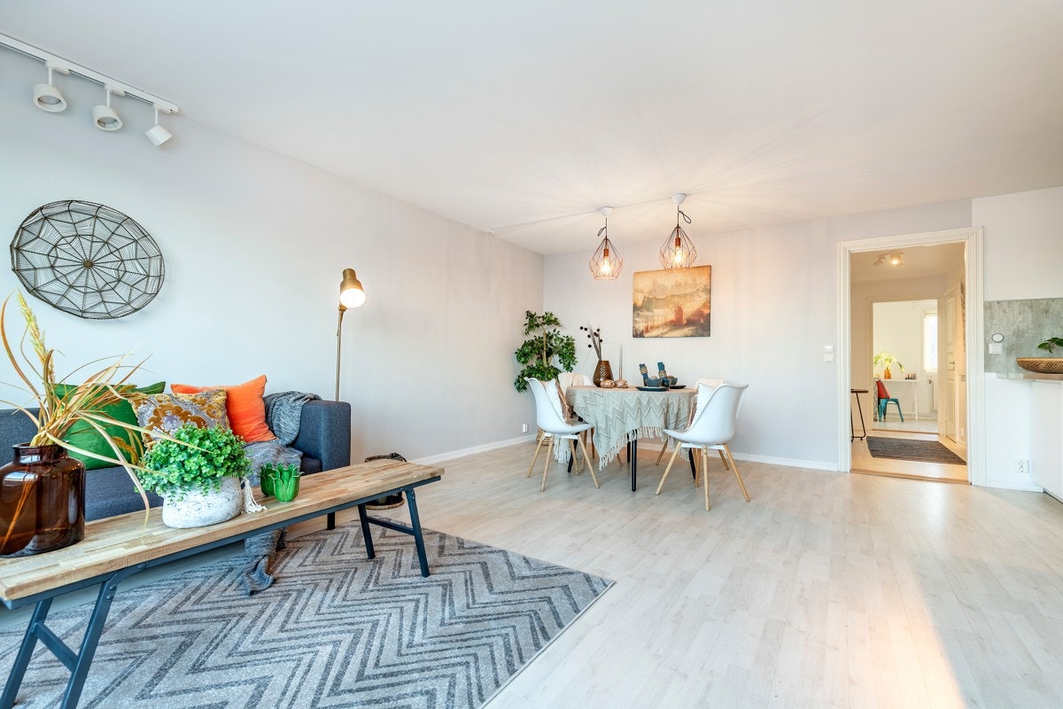 Stuen har parkettlaminat på gulv, god plass for sofaløsning og spisebord, samt utgang til solrik balkong. Galleribilde