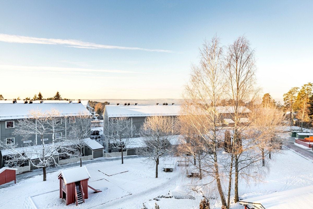 Det er tilgang på en stor felleseiendom med blant annet grøntområder, felles sittegrupper og lekeplass m.m. Galleribilde