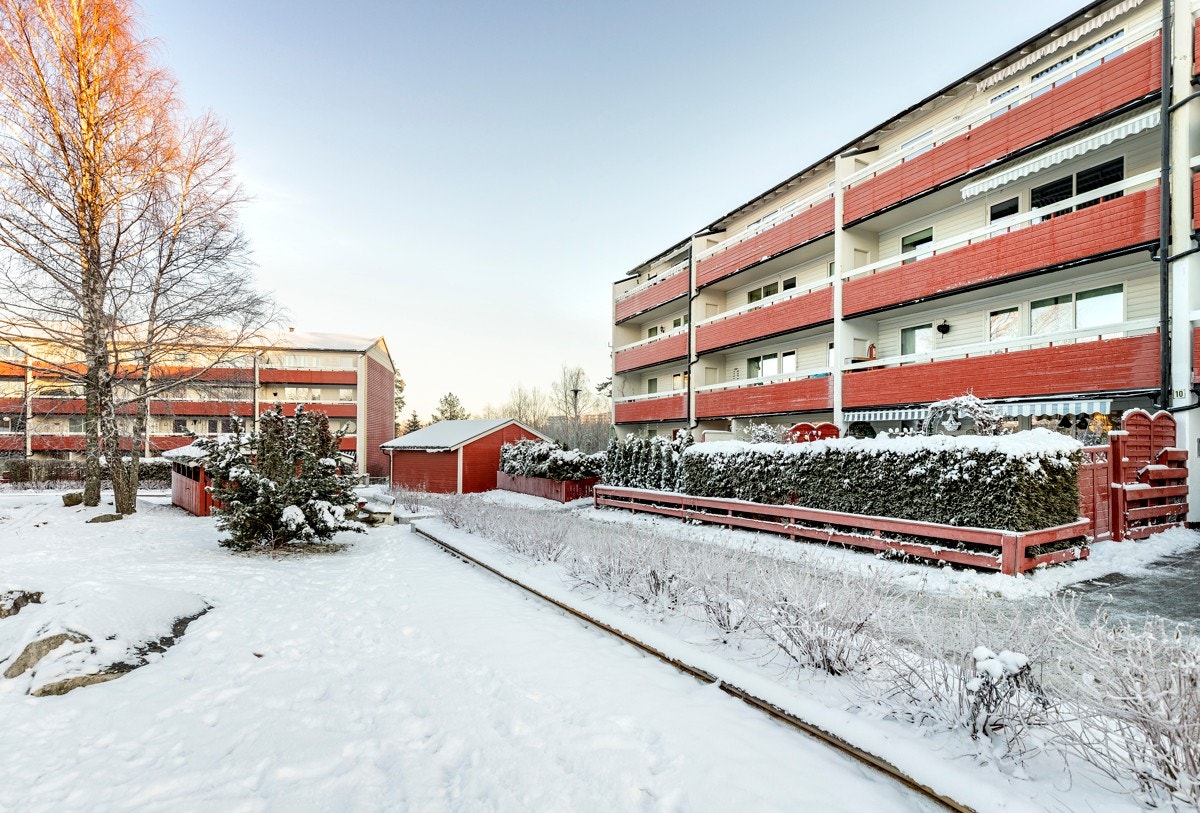 Eiendommen ligger i et rolig og barnevennlig område, med kort gangavstand til skoler, flotte turområder og servicetilbud. Galleribilde