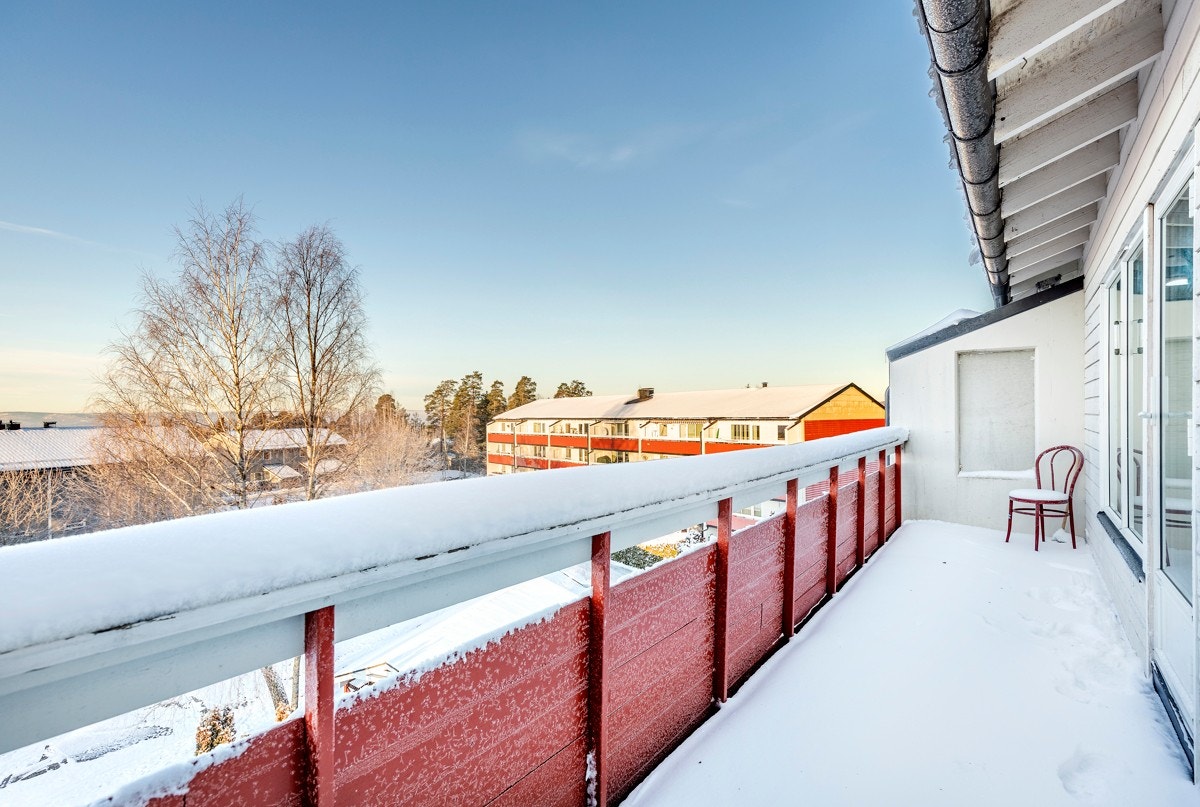 Balkongen er godt skjermet med levegger mot nabo og noe tak, og har god plass for sittegrupper i hyggelige omgivelser. Galleribilde