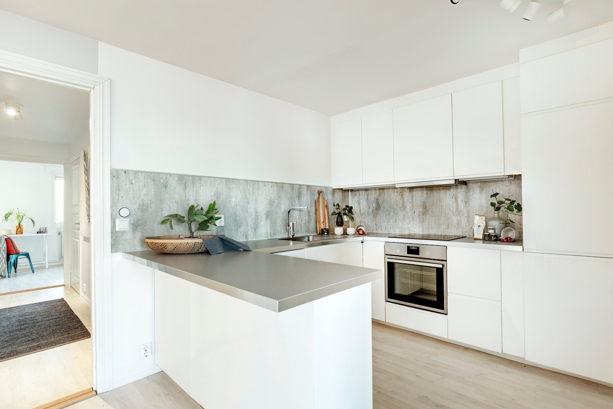 Kjøkkenet har tidsmessig og bruksvennlig innredning fra 2018, og har god skapplass og integrerte hvitevarer. Galleribilde