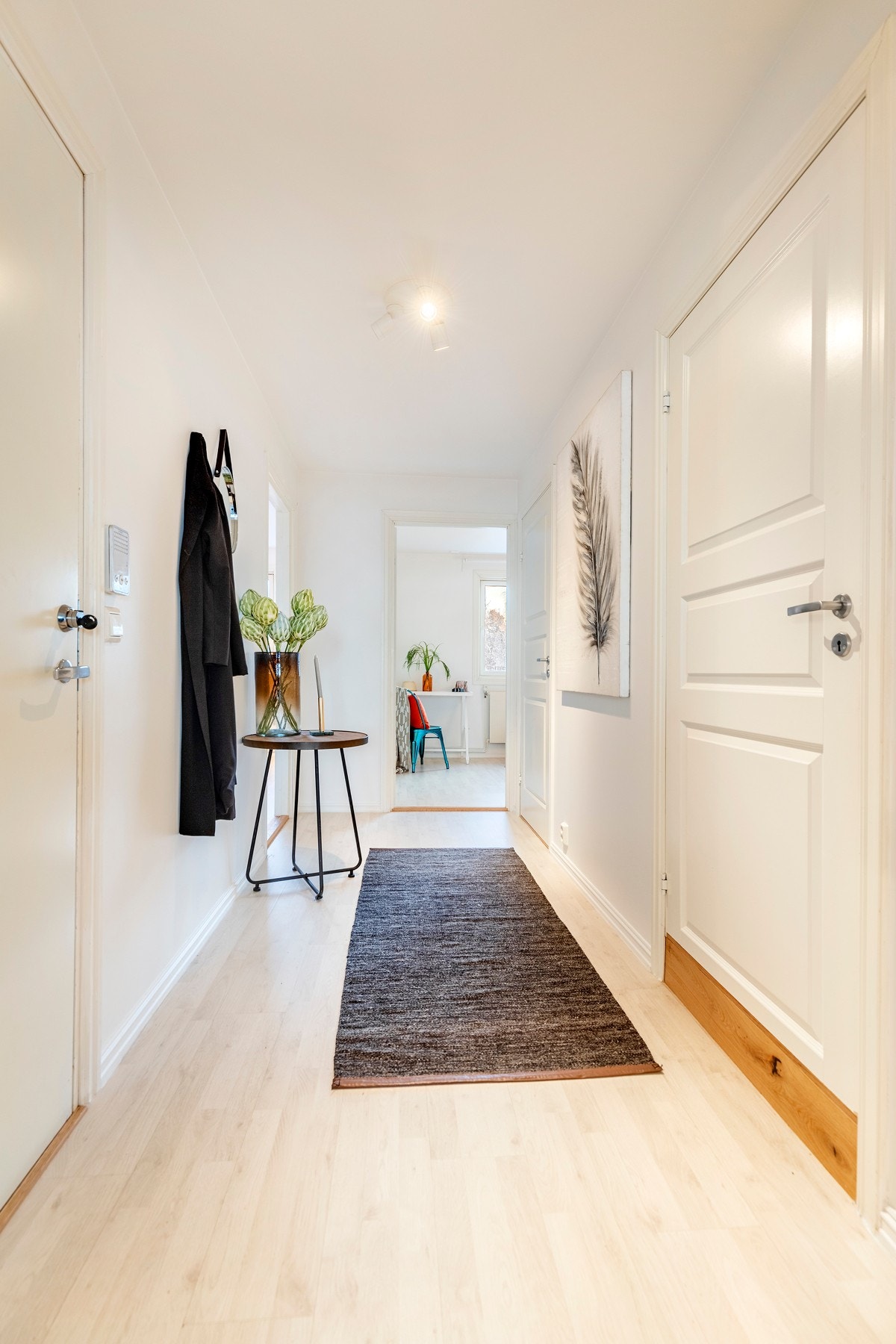 Det er adkomst via en innbydende entré/gang som gir et godt førsteinntrykk. Rommet har blant annet parkettlaminat på gulv, åpen garderobeløsning, hvitmalte veggflater og plass for garderobeskap. Galleribilde