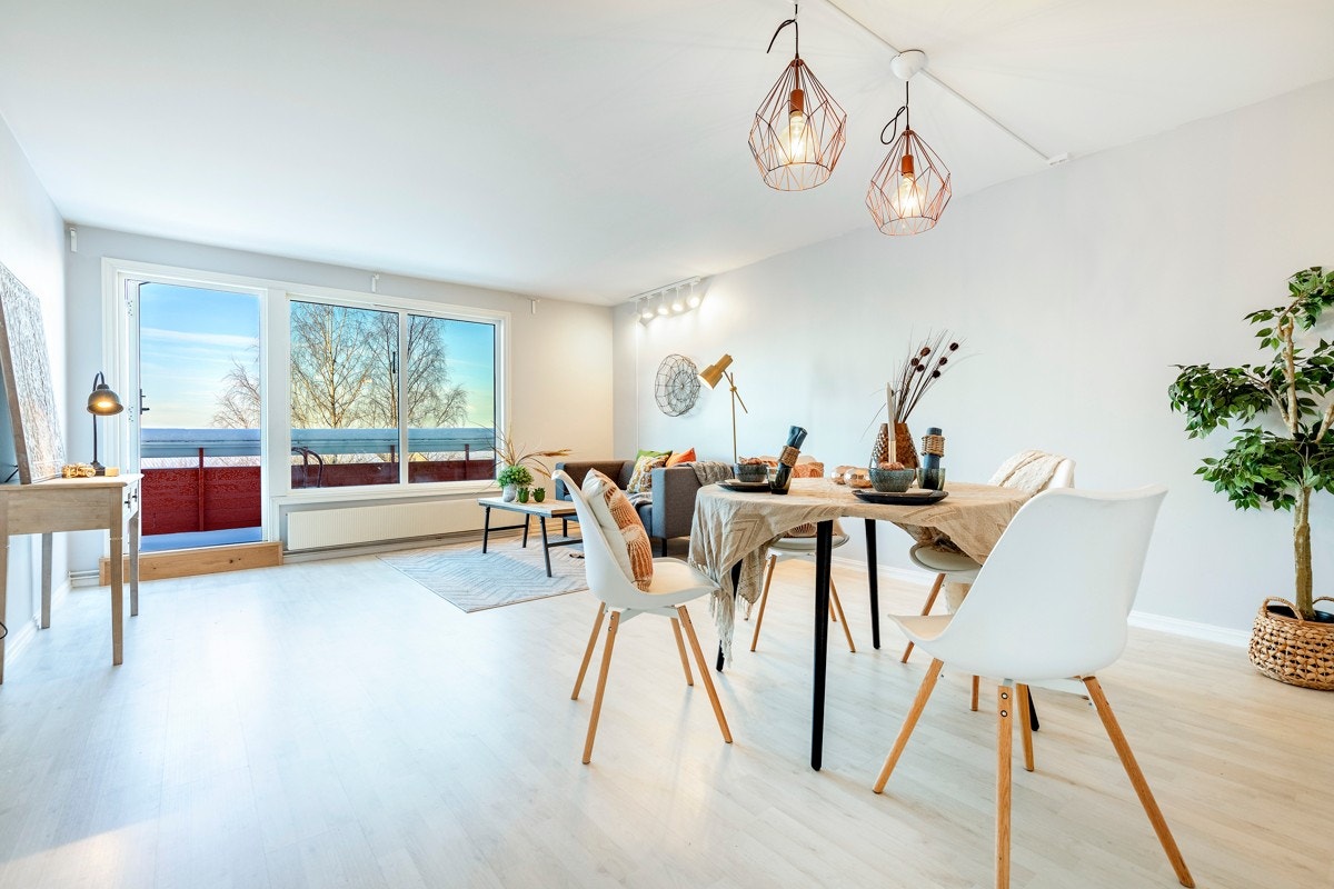 Lys, tiltalende 4-roms toppleilighet. Gjennomgående oppusset i 2018. Galleribilde