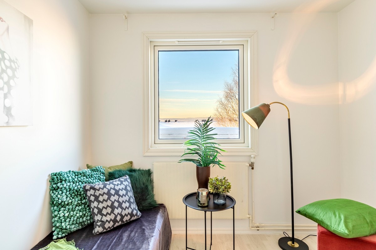 Leiligheten er oppvarmet med radiatorer tilknyttet sentralvarme. Galleribilde