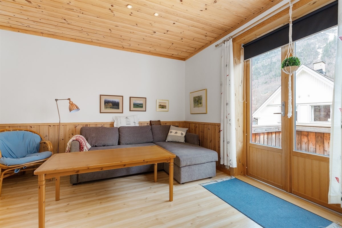 Fra stuen har man utgang til veranda Galleribilde