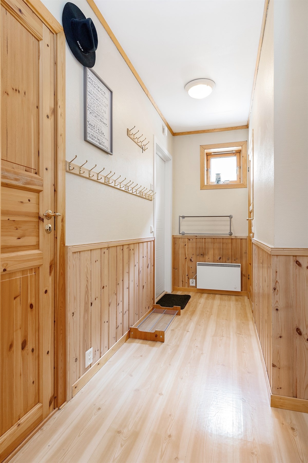 Gang/entré med tilgang til bod Galleribilde