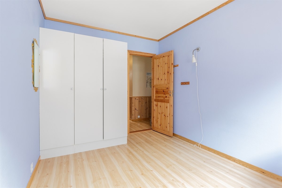 Soverom med plass til dobbeltseng og garderobeløsning Galleribilde