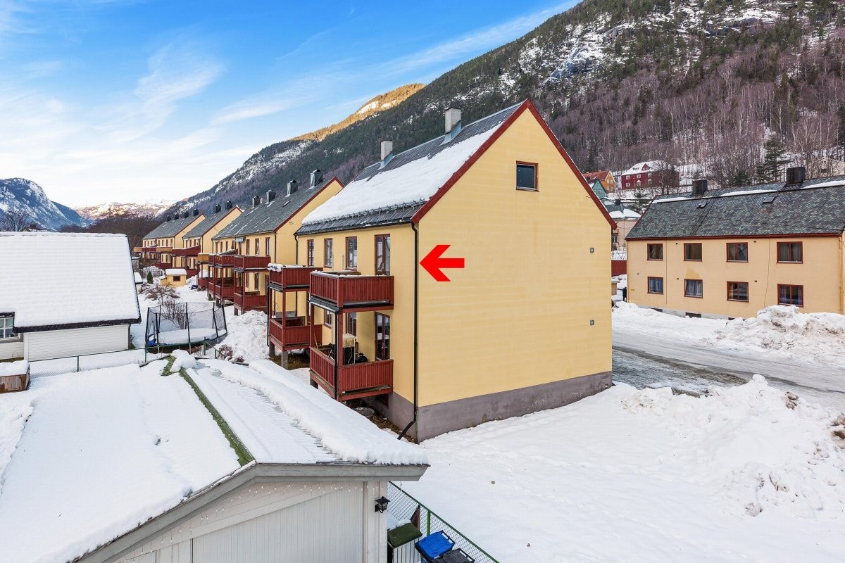 Fasade - leiligheten har en sørvendt veranda med utgang fra stuen Galleribilde