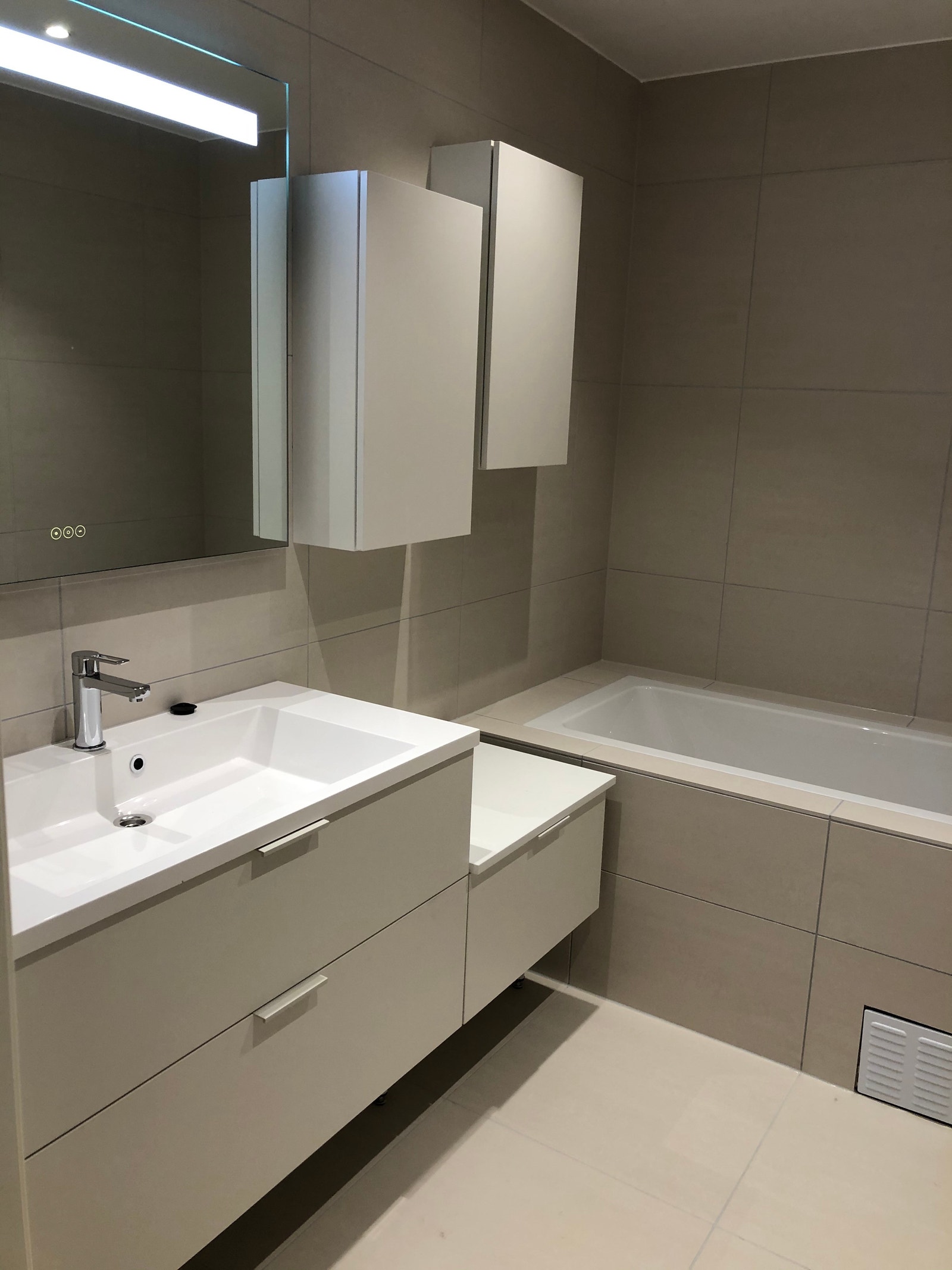 Tilgang til baderom med badekar i umiddelbar nærhet til rommet. Galleribilde