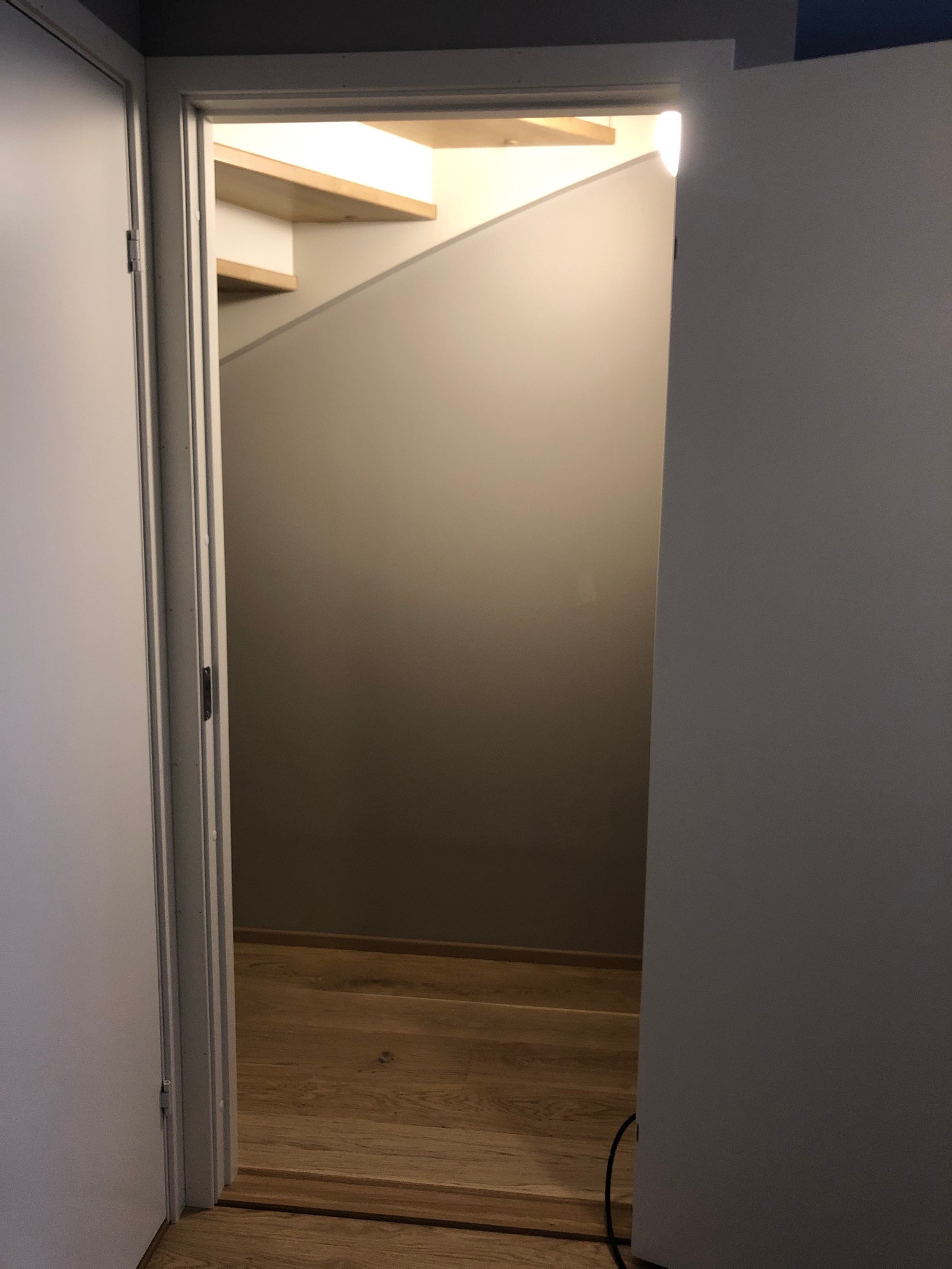 Privat innvendig bod i direkte tilknytting til rommet. (under trapp) Galleribilde