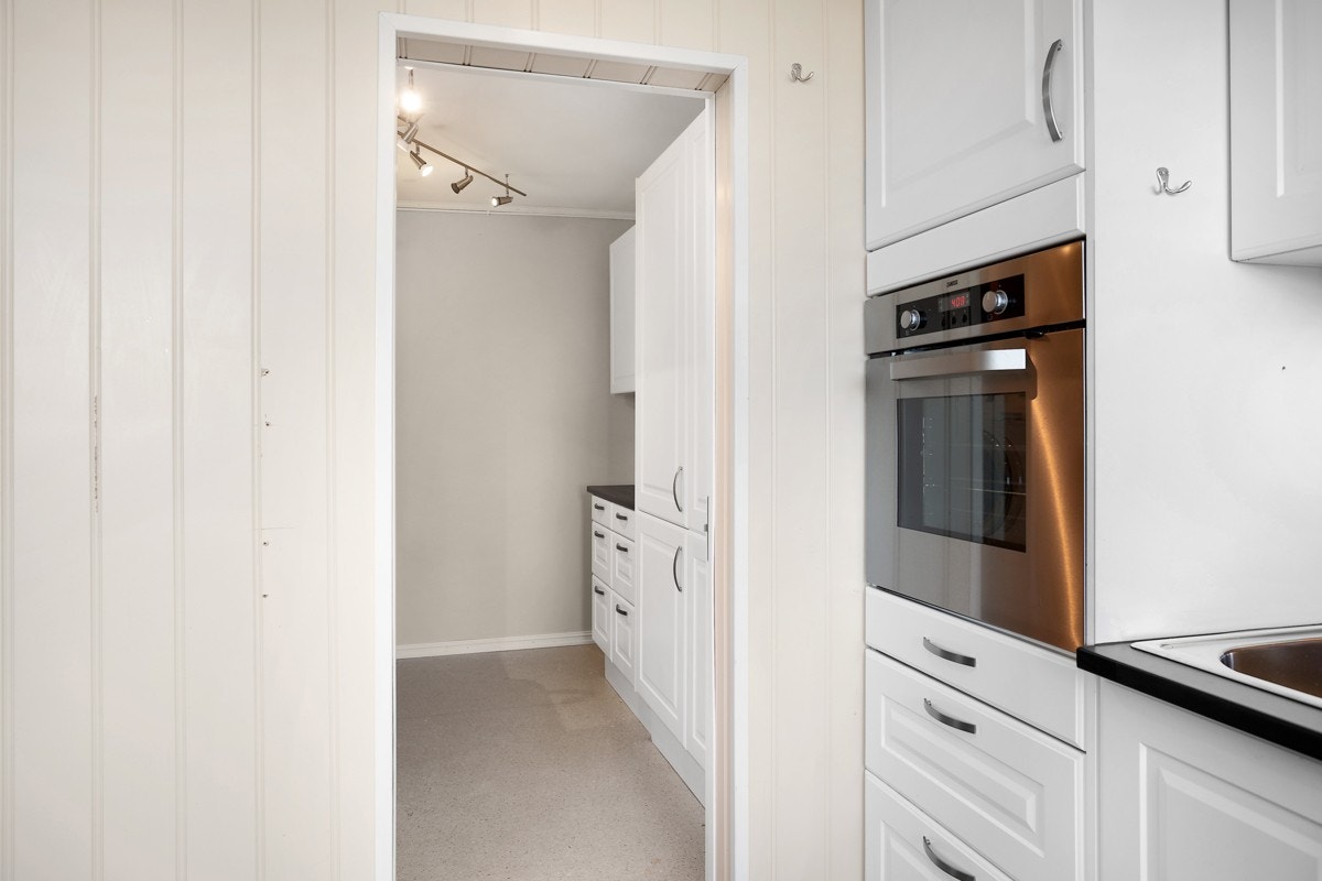 Videre fra kjøkkenet kommer man til vaskerommet Galleribilde