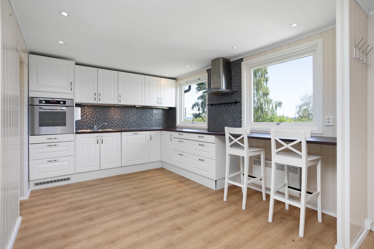 Kjøkkenet er stort og romslig med mye skap- og benkeplass Galleribilde