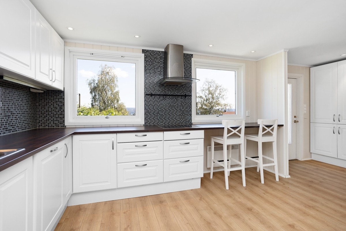 Store vindusflater gir godt med naturlig lys inn på kjøkkenet Galleribilde